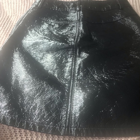 H &M faux leather black shiny in excellent condition size us 6 - Picture 2 of 16